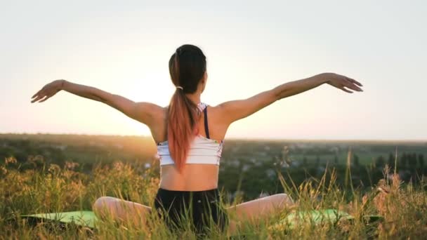Chica Delgada Haciendo Yoga Campo Atardecer Salud Aire Libre Amplio — Vídeos de Stock