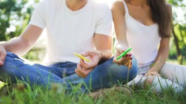 Genç çift parkta bir el spinner ile eğleniyor. Yaz yaşam tarzı kavramı