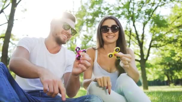 Genç Çift Parkta Bir Spinner Ile Eğleniyor Yaz Yaşam Tarzı — Stok video