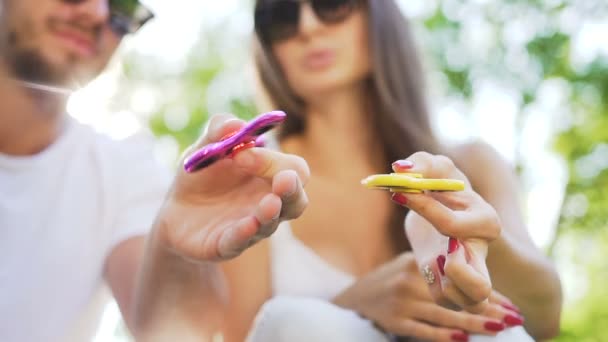 Junges Paar Vergnügt Sich Mit Einem Handspinner Park Sommerliches Lifestylekonzept — Stockvideo