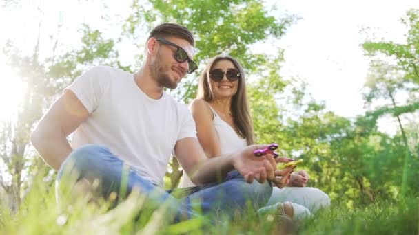 Casal Jovem Divertindo Com Girador Mão Parque Conceito Estilo Vida — Vídeo de Stock