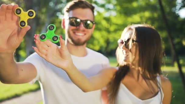 Junges Paar Vergnügt Sich Mit Einem Handspinner Park Sommerliches Lifestylekonzept — Stockvideo