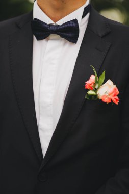 elegance erkek el yakın çekim. adam mavi takımı ve beyazlı duran yeşil doğa arka plan üzerinde giymiş. düğün günü damat