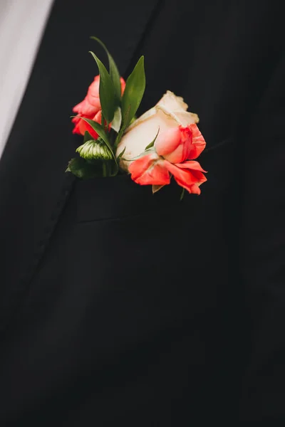 elegance erkek el yakın çekim. adam mavi takımı ve beyazlı duran yeşil doğa arka plan üzerinde giymiş. düğün günü damat