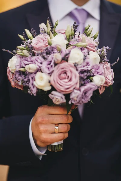 Boda novio preparándose en traje — Foto de Stock