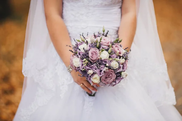 Boda. Hermosa novia con ramo — Foto de Stock