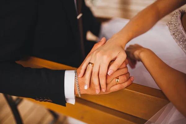 Feliz recién casados novia y novio en la boda — Foto de Stock