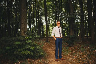 Gelinlik giymiş damat.