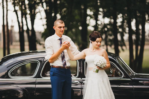 Жених и невеста в машине — стоковое фото