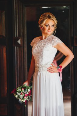 Güzel gelin düğün gününde poz veriyor