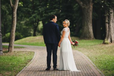 Gelin ve damat onların düğün günü romantik bir an olması