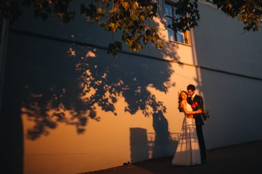 Gelin ve damat onların düğün günü romantik bir an olması