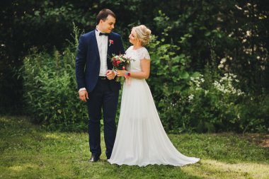 Gelin ve damadın düğün fotoğrafı.