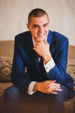 Gelinlik giymiş damat.