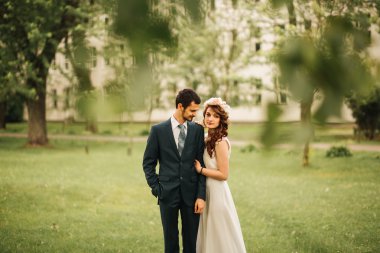 Gelin ve damat onların düğün günü romantik bir an olması