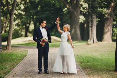 Gelin ve damat onların düğün günü romantik bir an olması
