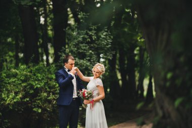 Gelin ve damat onların düğün günü romantik bir an olması