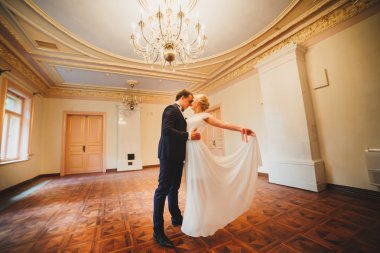 Gelin ve damat onların düğün günü romantik bir an olması