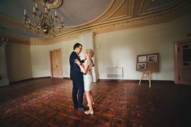 Gelin ve damat onların düğün günü romantik bir an olması