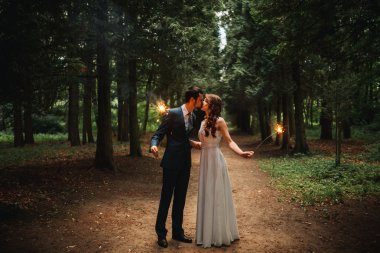 Gelin ve damat onların düğün günü romantik bir an olması