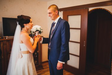 Gelin ve damadın düğün fotoğrafı.