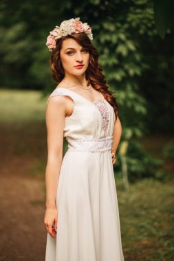 Güzel gelin düğün gününde poz veriyor