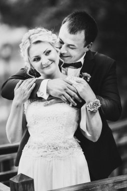 Gelin ve damat onların düğün günü romantik bir an olması