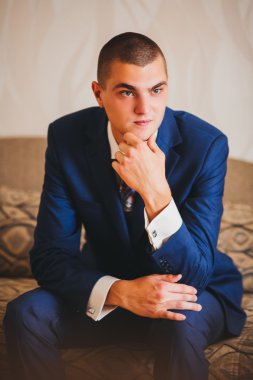 Gelinlik giymiş damat.