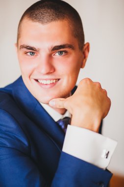 Gelinlik giymiş damat.