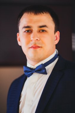 Takım elbiseli seksi adam portresi