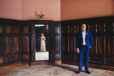 Takım elbiseli seksi adam portresi