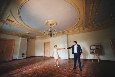 Gelin ve damat onların düğün günü romantik bir an olması