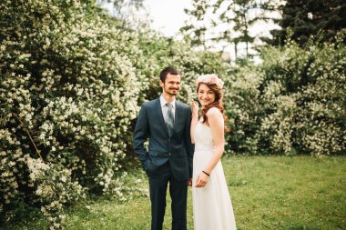 Gelin ve damat onların düğün günü romantik bir an olması