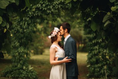 Gelin ve damat onların düğün günü romantik bir an olması