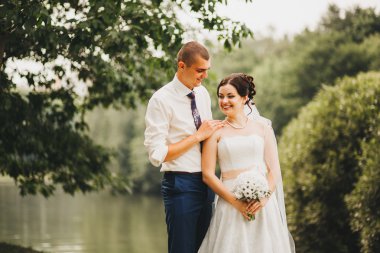 Gelin ve damat onların düğün günü romantik bir an olması