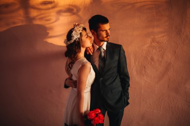 Gelin ve damat onların düğün günü romantik bir an olması
