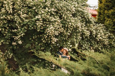 Gelin ve damat onların düğün günü romantik bir an olması