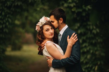 Gelin ve damat onların düğün günü romantik bir an olması