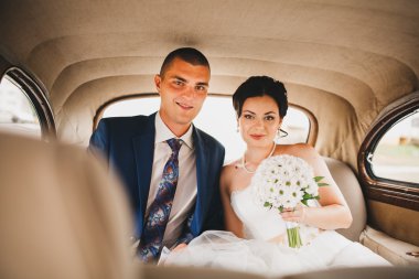 Gelin ve damat bir arabada