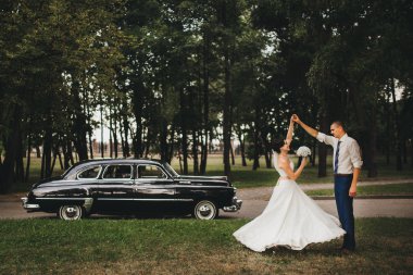 Gelin ve damat bir arabada