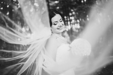 Güzel gelin düğün gününde poz veriyor