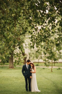 Gelin ve damadın düğün fotoğrafı.