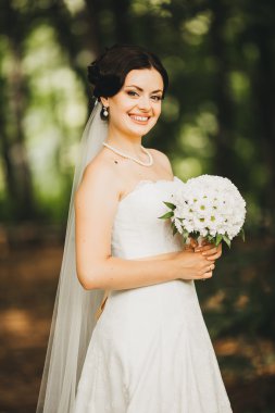 Güzel gelin düğün gününde poz veriyor