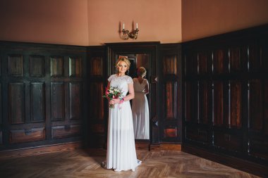 Güzel genç gelin düğün makyaj ve saç modeli ile