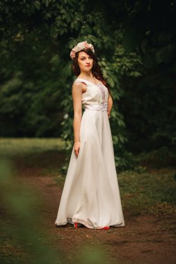 Güzel genç gelin düğün makyaj ve saç modeli ile