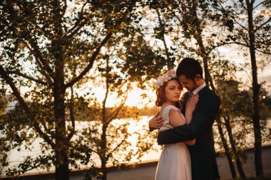 Romantik anlar dışında zevk genç Düğün çifti