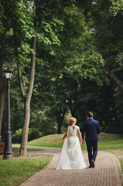 Romantik anlar dışında zevk genç Düğün çifti