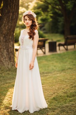 Güzel genç gelin düğün makyaj ve saç modeli ile