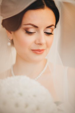 Güzel gelin portresi. Sabah gelin. Düğün sabah. Makyaj. uzun dalgalı saçlı kız.