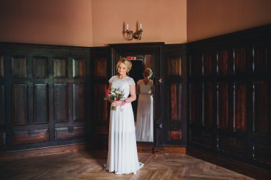 Güzel genç gelin düğün makyaj ve saç modeli ile